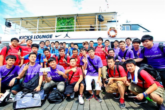 上遊艇前全體合照