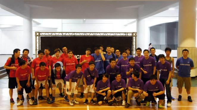 這種灌籃高手式的大合照，式每個擁有籃球魂的男兒的夢想呀! 猜猜我在哪?