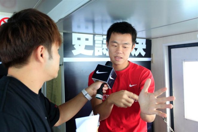 代表Team James 回答問題，問題千奇百怪，我記得有一題問KD最喜歡吃什麼食物，答案是阿拉斯加大夾蟹! (編輯案，這誰會?!)