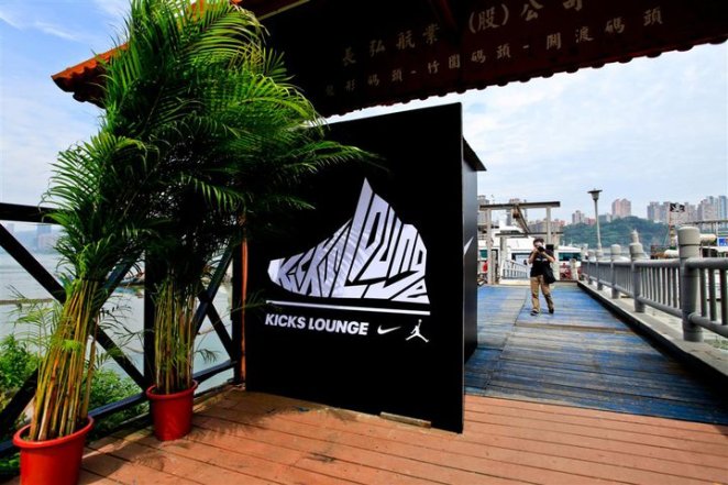 看到Kicks Lounge的招牌，都興奮了起來!